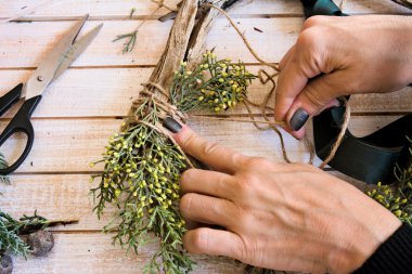 İş yerinde çiçekçi: ahşap bir çelenk Noel ile oluşturma  