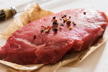 Karabiber ile çiğ Dana bonfile