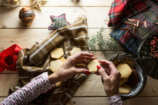 Femme gardant les biscuits de Noël, Photographié d'en haut — Photo