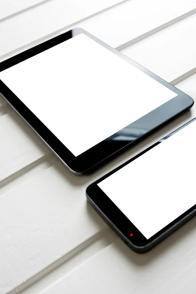 Üres generic tablet pc és mobil tetején fehér fa — Stock Fotó