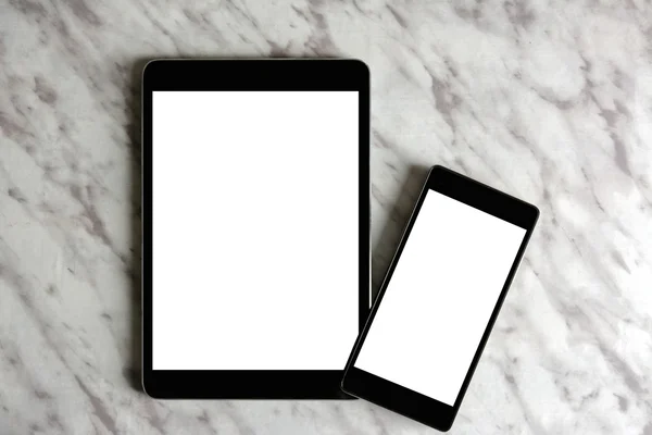 PC tablet genérico vazio e móvel em cima de mármore branco — Fotografia de Stock