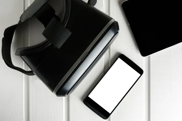 Vr 虚拟现实耳机和白色木门上的智能手机 — 图库照片