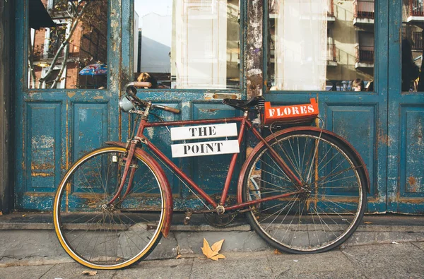 Eski mavi kapı eski Bisiklet