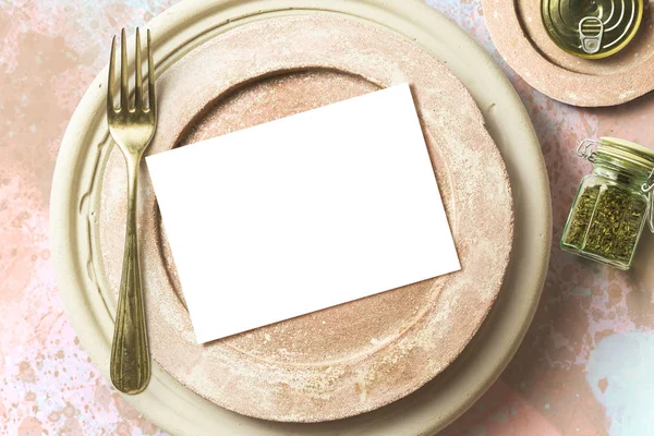 Configuração de lugar de menu com cartão vazio e garfo dourado sobre o bac rosa — Fotografia de Stock