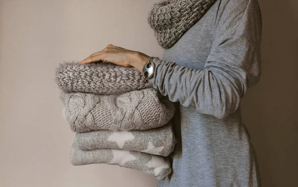 Bir kış yün elbise yığını tutan kadın