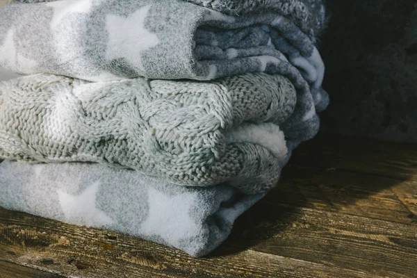 Stapel gebreide winterkleren op houten achtergrond, truien, k — Stockfoto