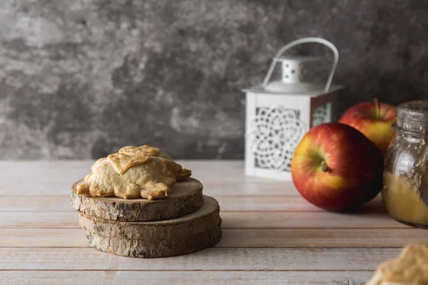 Mini äppelpaj på trä bakgrund — Stockfoto
