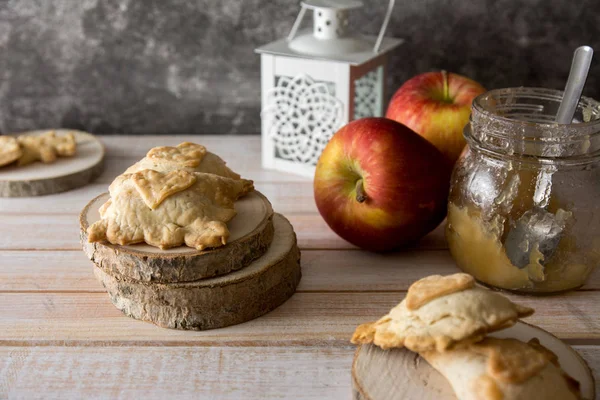 木制的背景上的迷你苹果馅饼。 — 图库照片