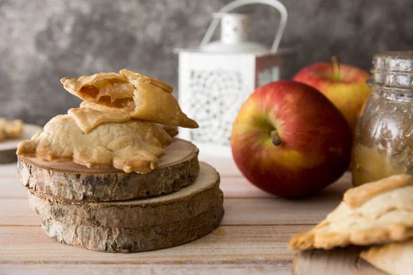 Ahşap arka plan üzerinde Mini elmalı turta