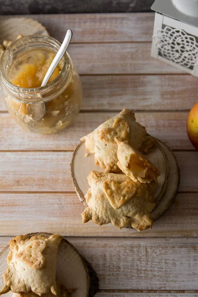 Mini pastel de manzana sobre fondo de madera —  Fotos de Stock