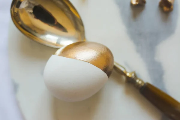 Easter: place setting, elegant gold and white egg, on marble pla — Stock Photo, Image