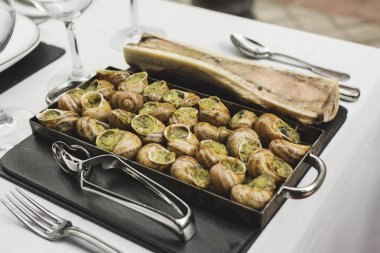   Bourgogne Escargots, salyangoz iliği ile otlar tereyağı ile