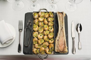   Bourgogne Escargots, salyangoz iliği ile otlar tereyağı ile