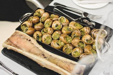   Bourgogne Escargots, salyangoz iliği ile otlar tereyağı ile