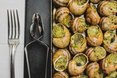   Bourgogne Escargots, salyangoz iliği ile otlar tereyağı ile
