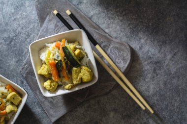 Basmati pilav hindistan cevizi sütü ve baharat, karesi ile Tay tavuk