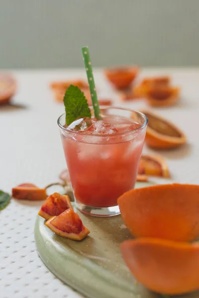 Zumo de naranjas rojas de sangre, fruta fresca, sobre la mesa de menta verde — Foto de Stock