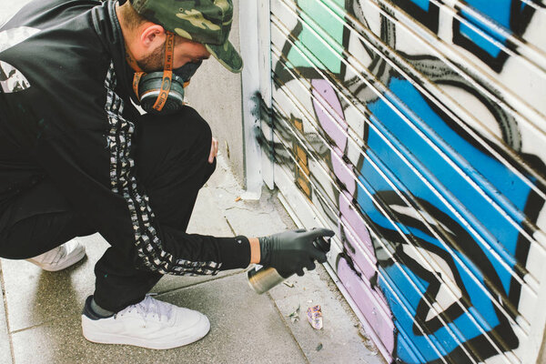 Граффити мальчик с маской, распылитель живописи
