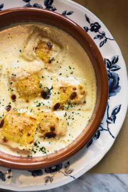 Graten peynirli raviolis restoranda yemek kişi