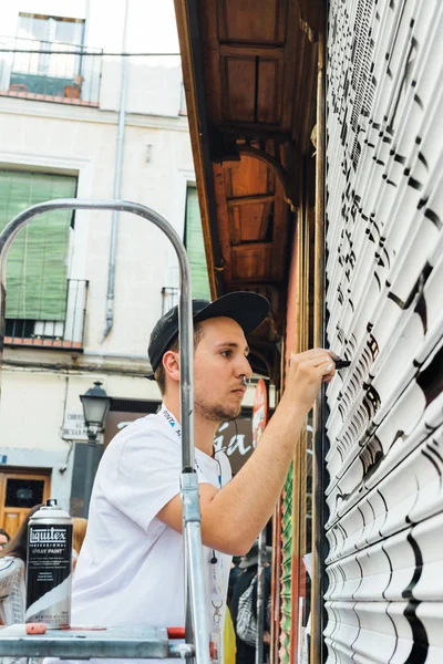 Boy graffiti, zlaceno značkovač na blind obchod — Stock fotografie