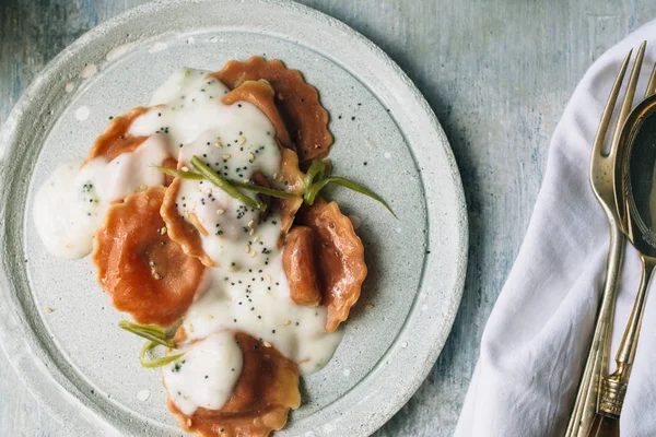 Porkkana pasta täynnä juustoa ja vihanneksia bechamelilla — kuvapankkivalokuva