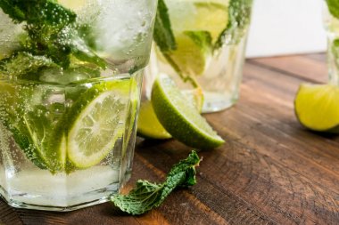 Mojito kokteyl ROM, kireç ve soda, nane ile süslenmiş