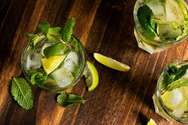 Mojito kokteyl ROM, kireç ve soda, nane ile süslenmiş