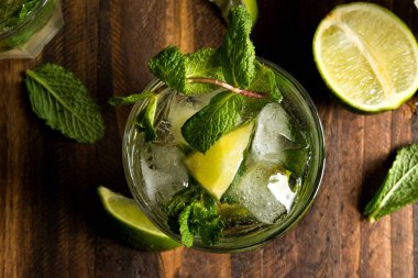 Mojito kokteyl ROM, kireç ve soda, nane ile süslenmiş