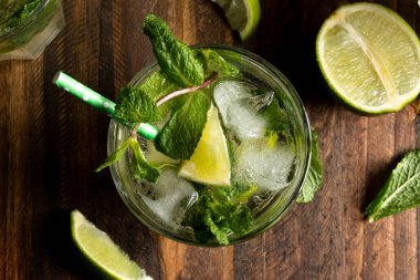 Mojito kokteyl ROM, kireç ve soda, nane ile süslenmiş