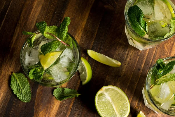 Mojito kokteyl ROM, kireç ve soda, nane ile süslenmiş