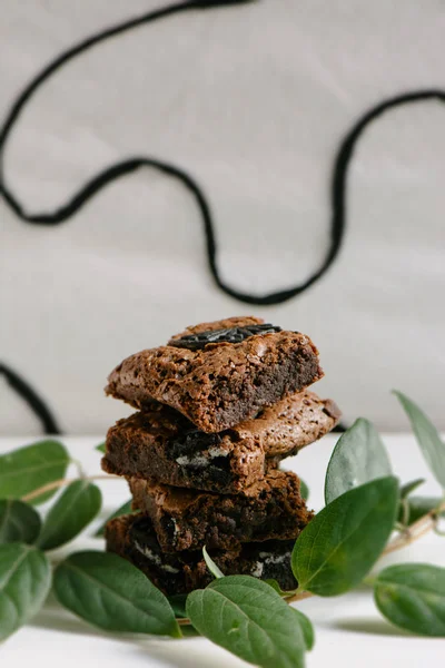 Choklad brownies, med svart kex fyllda med grädde — Stockfoto