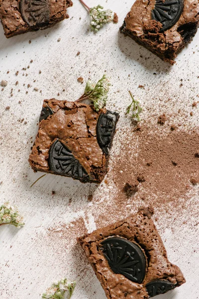 巧克力蛋糕，与黑色饼干塞满了奶油 — 图库照片