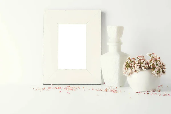 Marco de imagen vacío, decorado con pequeñas flores de color rosa — Foto de Stock