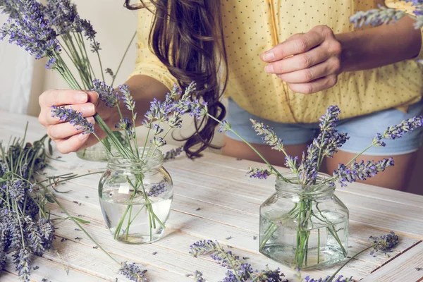 Floristería en el trabajo: Creación de pequeños ramos de lavanda natural flo —  Fotos de Stock