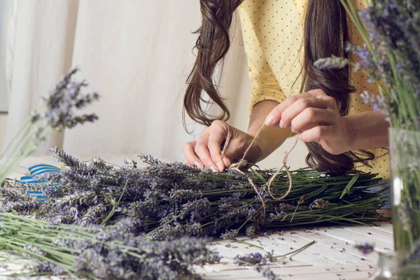 Floristería en el trabajo: mujer creando ramo de flujo natural de lavanda —  Fotos de Stock