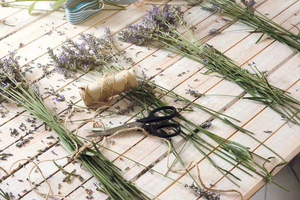 Floristería casera, creando pequeños ramos de lavanda, por su — Foto de Stock