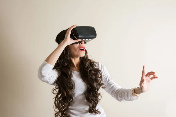 Mujer en casco de realidad virtual. Gafas VR . — Foto de Stock