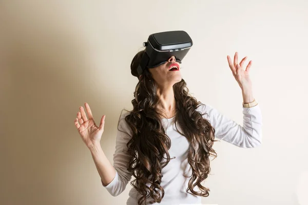 Mujer en casco de realidad virtual. Gafas VR . — Foto de Stock