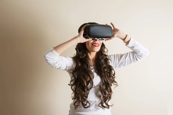 Mujer sonrisa con gafas de realidad ivirtual. Gafas VR . — Foto de Stock