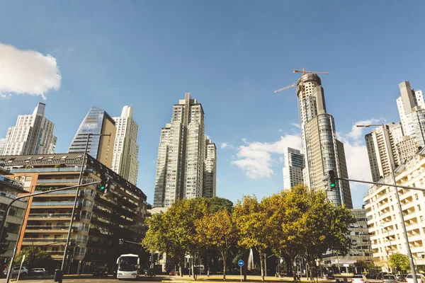 Buenos Aires, Argentína - Mayo 09, 2017: Felhőkarcolók, modern hig Stock Fotó