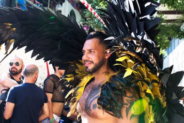 Kara kanatlı Worldpride 2017, Madrid İspanya takım elbiseli adam