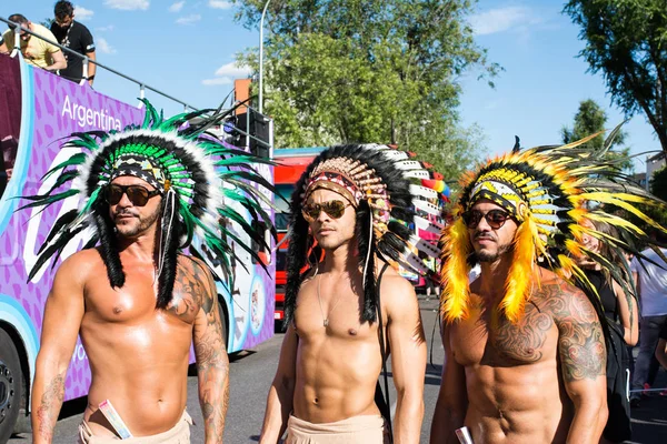 Üç adam Worldpride 20 sırasında tüy süsler ile poz