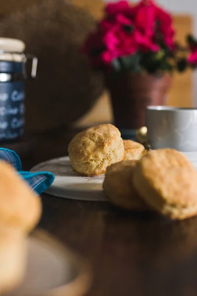 Homemade scones with cheese in rustic setting — Stock Photo, Image