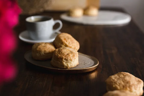 Hembakta scones med ost i rustik miljö — Stockfoto