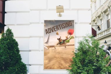 Reklam panoları ile reklam kavramsal seyahat. Semt cadde