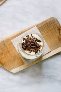 Lezzetli İtalyan tiramisu çikolata ile dekore edilmiştir.