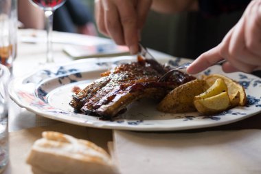 Dostum kesme Domuz kaburga Barbekü Restoranı üzerinde yakın çekim
