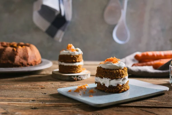 Ciasto marchewkowe mini, nadziewane serem śmietaną, na niebieski di betonu — Zdjęcie stockowe