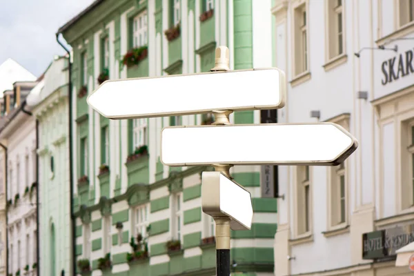 Klasik ar ile binanın arkasındaki şehrin boş Kılavuzu sonrası