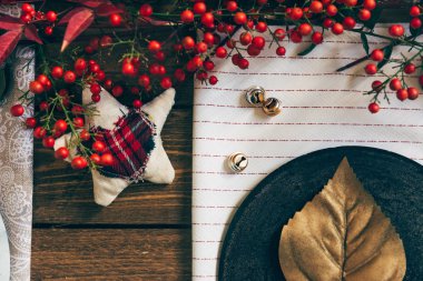 Yıldız Noel kumaş Çamın dalları ahşap arka plan üzerinde